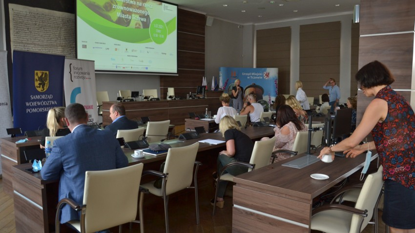 Zdjęcie przedstawia uczeników Lokalnego Forum Międzysektorowego w Tczewie, które odbyło się 1 lipca 2021 roku