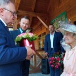 Senator RP Ryszard Świlski oraz Członek Zarządu Województwa Pomorskiego Józef Sarnowski składają życzenia jubilatce