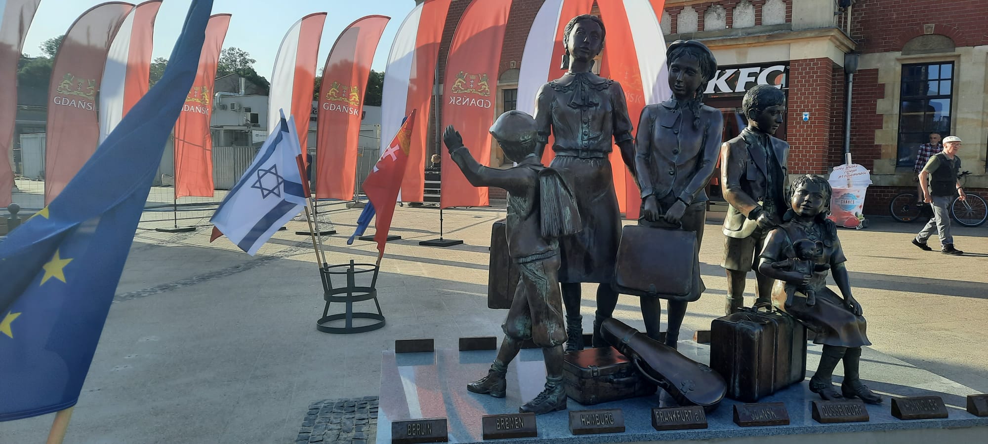 Pomnik Kindertransportów wrócił na swoje miejsce.